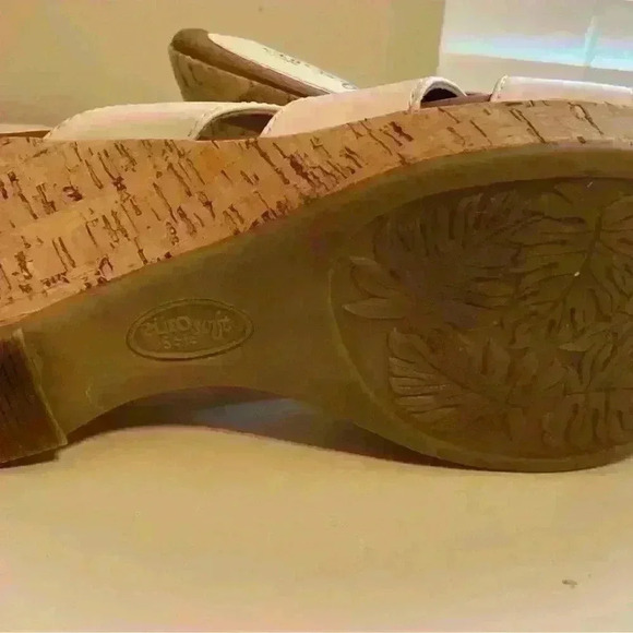 Eurosoft by Sofft Fairley White Wedges Slip on Sandals Faux Leather Flower 11 - Picture 4 of 7